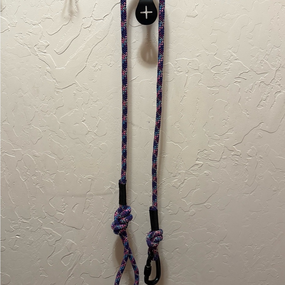 Wilderdog Reflective Rope Lease in Razzleberry 5 ft long. NWOT.